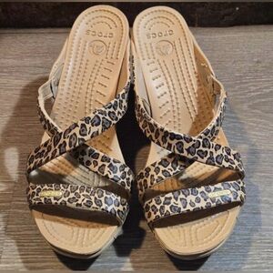 CROCS Cyprus IV Tan Leopard Print Heeled Slide Sandals / Size 9 NWT